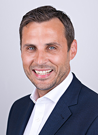 Chris Long (1) Nikola Grujicic